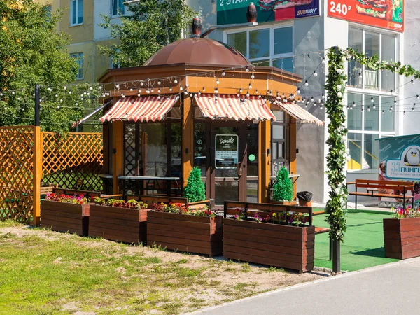 러시아 Noyabrsk 2021 커피숍 분쇄기처럼 커다란 파노라마 커피숍 건물에 커피가 — 스톡 사진