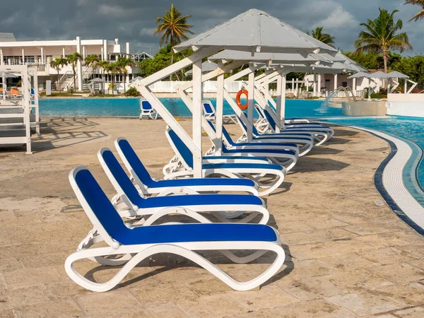 Sahile Bakan Mavi Güneş Pansiyonları Küba Oteli Nin Havuzunun Etrafında — Stok fotoğraf