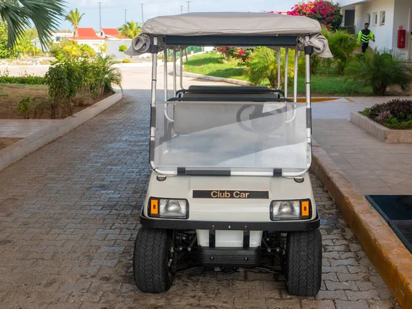 Cayo Coco, Küba, 16 Mayıs 2021: Electro car Club Car Kübalı Tryp Cayo Coco otelinin önünde park halinde. Beyaz araba misafirleri otelin etrafında dolaşmak için bekliyor..