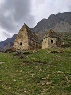 Eltyubyu köyünün asıl ilgi odağı Ölüler şehridir. Antik taş mahzenleri 10-17 yüzyıl öncesine dayanıyor. Kabardino-Balkaria, Rusya