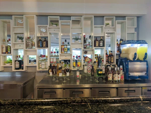 キューバ 2021年5月16日 ホテルのロビーバーTripカヨ バーには ラム酒 リキュール ウォッカ ウィスキー カクテル用のテキーラがたくさんあります — ストック写真
