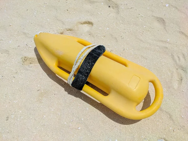 Close Lifeguard Float Cuban Beach Yellow Lifeguard Float Lies White — Stock Photo, Image