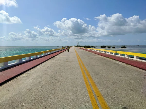 Cayo Coco, Küba, 16 Mayıs 2021: Hemingway Köprüsü 'nü yürüyerek geçen turistler deniz manzarasına hayran kaldılar. Hemingway Köprüsü, Cayo Coco ve Cayo Guillermo adalarını birbirine bağlar..