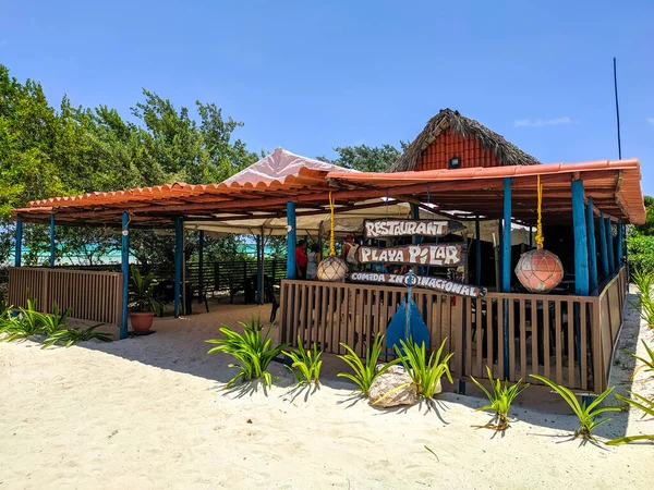 ギジェルモ キューバ 2021年5月16日 ピラービーチのジャングルの中に明るい木製のレストランがあり 観光客を歓迎します レストランで食事をしたり 美しい海の景色とリラックスすることができます — ストック写真