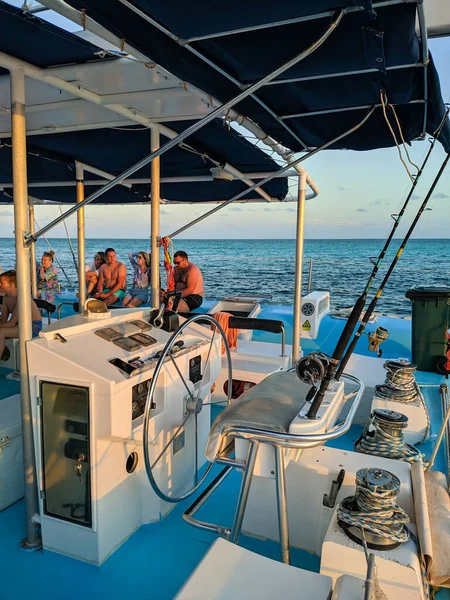 2021年5月16日 古巴卡奥 吉列尔莫 Cayo Guillermo 船的方向盘和船长座位 乘客休息 垂直方向 — 图库照片