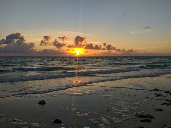 Sunrise Bright Rays Sun Break Clouds Ocean Cayo Coco Cuba — Stock Photo, Image