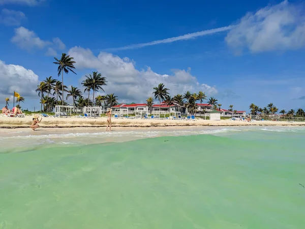 Cayo Coco Küba Mayıs 2021 Turkuaz Palmiye Ağaçlarıyla Kumlu Sahilin — Stok fotoğraf