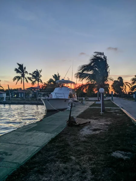 ギジェルモ キューバ 2021年5月16日 日没とヤシの木を背景に船が桟橋にあります ロイヤリティフリーのストック写真
