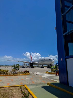 Cayo Coco, Küba, 16 Mayıs 2021: Jardines del Rey havaalanından kalkmak için Nordwind Havayolları uçağı hazırlanıyor. Dikey.