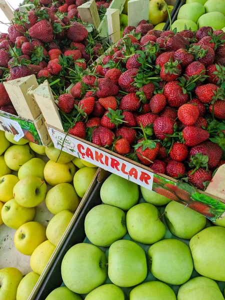 Meyve Dükkanı Türk Çilekleri Elmaları Kutularda Satılır Yakın Plan Antalya — Stok fotoğraf