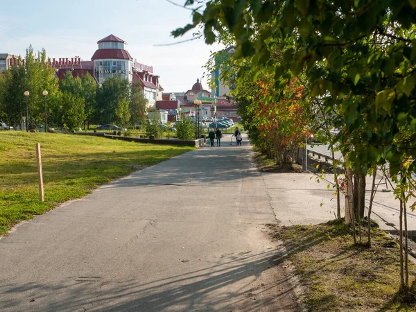 Noyabrsk Rusia Agosto 2020 Gente Camina Por Camino Ciudad Centro — Foto de Stock