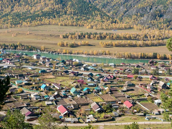 从山上俯瞰Chemal村和青绿色的Katun河 阿尔泰共和国 俄罗斯 — 图库照片