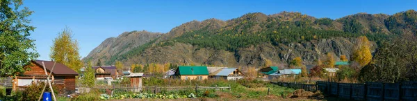 以阿尔泰山脉和蓝天为背景的木制房屋和蔬菜园的全景 Chemal Altai Republic Russia — 图库照片