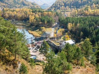 Chemal hidroelektrik santrali. Dağdan Katun nehrine sonbahar manzarası. Chemal, Altai Cumhuriyeti, Rusya.