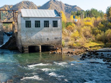 Chemal hidroelektrik santrali. Balıkçılar Katun Nehri 'nde balık tutuyor. Chemal, Altai Cumhuriyeti, Rusya.