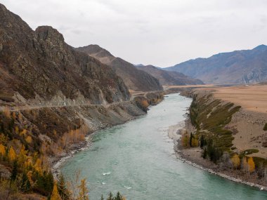 Altai Dağları ve Katun Nehri 'nin sonbahar manzarası. Chuysky Yolu, Altai Cumhuriyeti, Rusya.