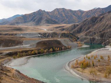Altai Dağları 'nın sonbahar manzarası ve Chuya ve Katun nehirlerinin birleşimi. Chuysky Yolu, Altai Cumhuriyeti, Rusya.