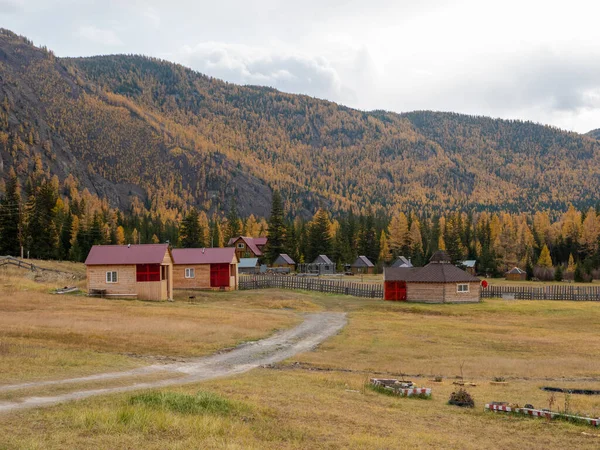 Podzimní Pohled Pohoří Altai Dřevěné Domy Blízkosti Obce Aktash Chuysky — Stock fotografie