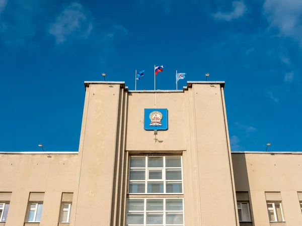 러시아의 2021 행정부의 문장으로 하늘을 바라보는 지붕에 깃발이 클로즈업 — 스톡 사진