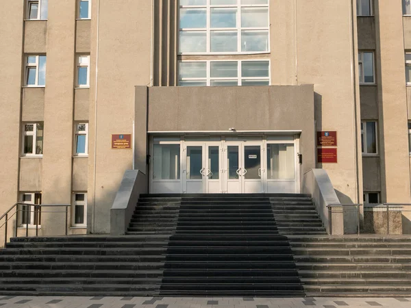 Noyabrsk Rosja Września 2021 Główne Wejście Budynku Administracji Miasta Noyabrsk — Zdjęcie stockowe