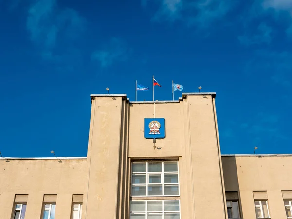 Noyabrsk Rosja Września 2021 Budynek Herbem Administracji Miasta Noyabrsk Przeciwko — Zdjęcie stockowe