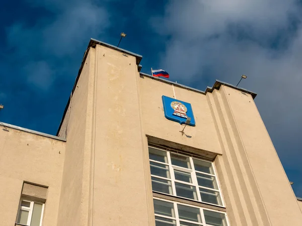Noyabrsk Rosja Września 2021 Budynek Herbem Administracji Miasta Noyabrsk Przeciwko — Zdjęcie stockowe