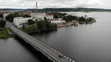 Ladoga Gölü kıyısındaki Sortavala nakliye köprüsü hava manzaralı..
