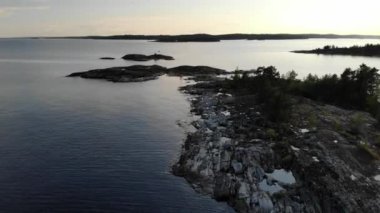 Kayalık sahili ve doğal havuzu olan hava manzaralı bir ada. Rus Karelia. Ladoga.