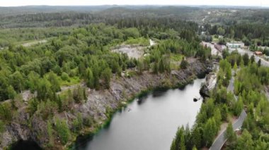 Ruskeala 'nın havadan görünüşlü mermer kanyonu. Taş ocağında taş madenciliği. kayıklar