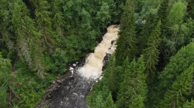 Bungee büyük şelale altında şelale şelalesi Jukankoski Rus Karelia düştü. hava görünümü