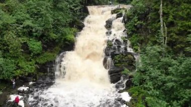 Jukankoski Rus Karelia 'sında büyük bir şelale şelalesi düştü. Yakın hava görüntüsü