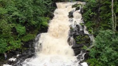 Jukankoski Rus Karelia 'sında büyük bir şelale şelalesi düştü. Yakın hava görüntüsü