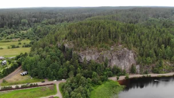 Góra Węża (Lahdenpohja) w jeziorze Ladoga Karelia. Big rock w zielonym lesie — Wideo stockowe