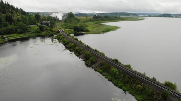 Régi gőz turista mozdony vagon lovagol közel Lake. Légi felvétel — Stock videók