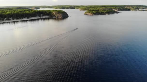 Orosz Karelia Ladoga. Motorcsónak a tóban. Sziget hosszú homokos strand kemping — Stock videók