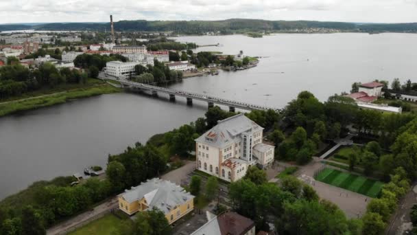 Flyg panorama utsikt Sortavala transportbro på kusten av Ladoga sjön. — Stockvideo