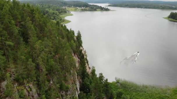 Jetski em Ladoga lago perto de Snake Mountain (Lahdenpohja) Karelia. Grande floresta rochosa — Vídeo de Stock