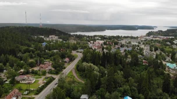 Vista panorâmica aérea Carélia Russa, Lahdenpohja cidade. perto do lago Ladoga. Colinas — Vídeo de Stock