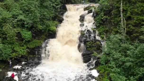 Cascata grande cachoeira cair em Jukankoski Karelia russo. vista aérea closeup — Vídeo de Stock