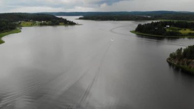Rus Karelia 'nın hava manzarası. Ladoga. Göldeki sürat teknesi. Ada evi köyü