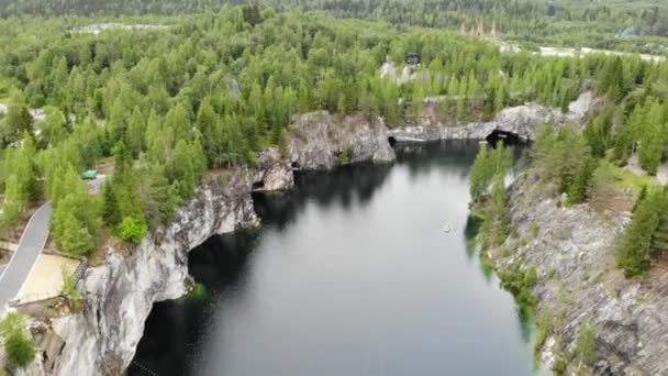 Légi felvétel márvány kanyon Ruskeala. régi kőfejtő kőbányászat. csónakok — Stock videók