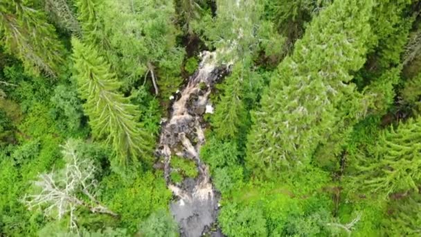 Große Wasserfall-Stromschnellen fallen im russischen Jukankoski-Karelien. Nahaufnahme aus der Luft — Stockvideo