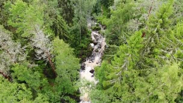 Cascada grande cascada rápidos caen en Jukankoski Karelia rusa. primer plano aéreo — Vídeo de stock