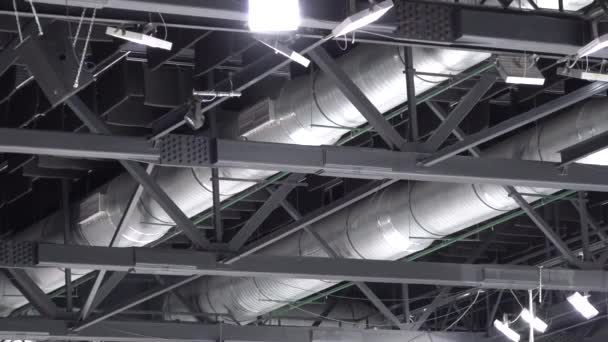 Πανοραμική στέγη βίντεο οροφή πολλές μεταλλικές δοκούς δομή, σωλήνες, προβολείς. — Αρχείο Βίντεο