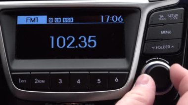Erkek el değiştirme radyo istasyonu FM araba dijital radyo mavi ekran arayın