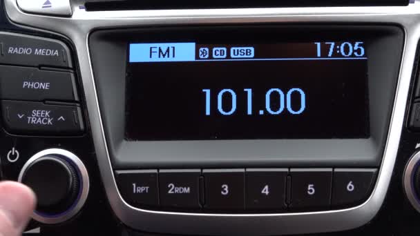 Mano hace que los canges suenen más fuerte estación de onda de radio FM coche radio digital — Vídeos de Stock