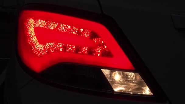 Coche atrás luz blanca señal trasera. La luz roja se enciende. — Vídeos de Stock