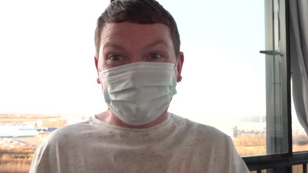 O jovem tira a máscara médica e parte metade. mal irritado ímpio — Vídeo de Stock