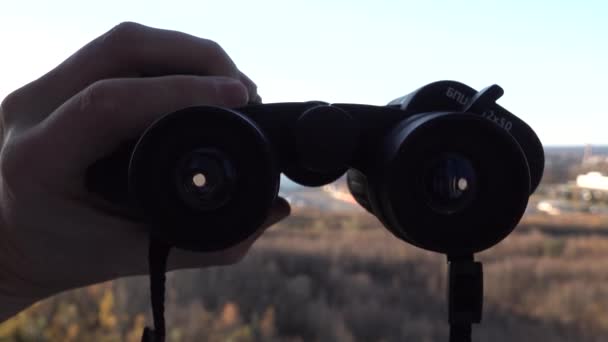 Vista da vicino in prima persona. binocolo guardare nella zona industriale città di fabbrica — Video Stock