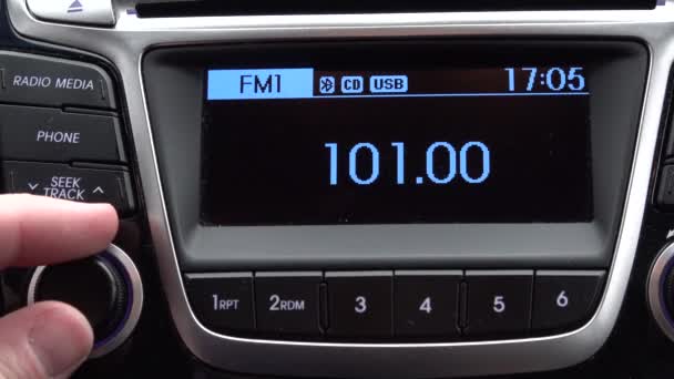 La mano hace que los canges suenen más silenciosos estación de onda de radio de silencio FM coche radio digital — Vídeo de stock
